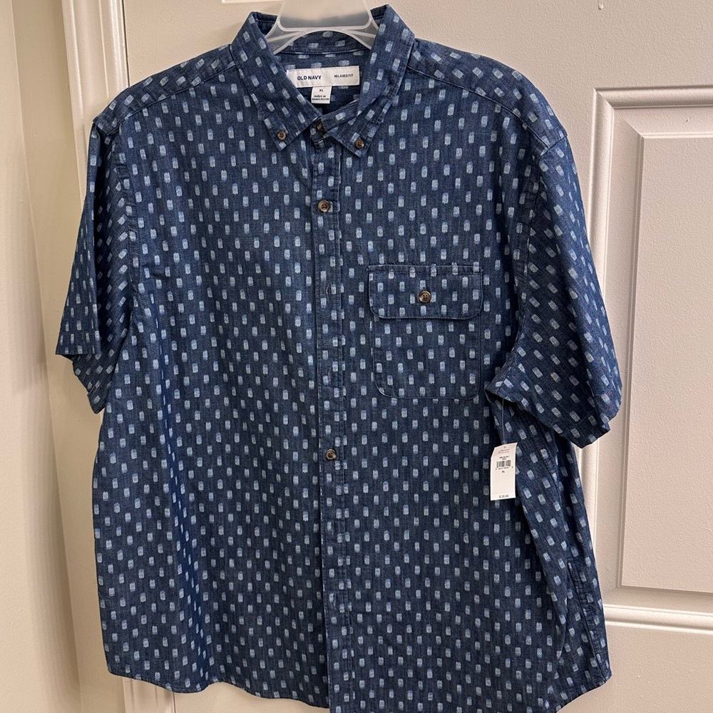 Men’s XL
Old Navy
1/4 sleeve button up 
Blue with white dots
NWT